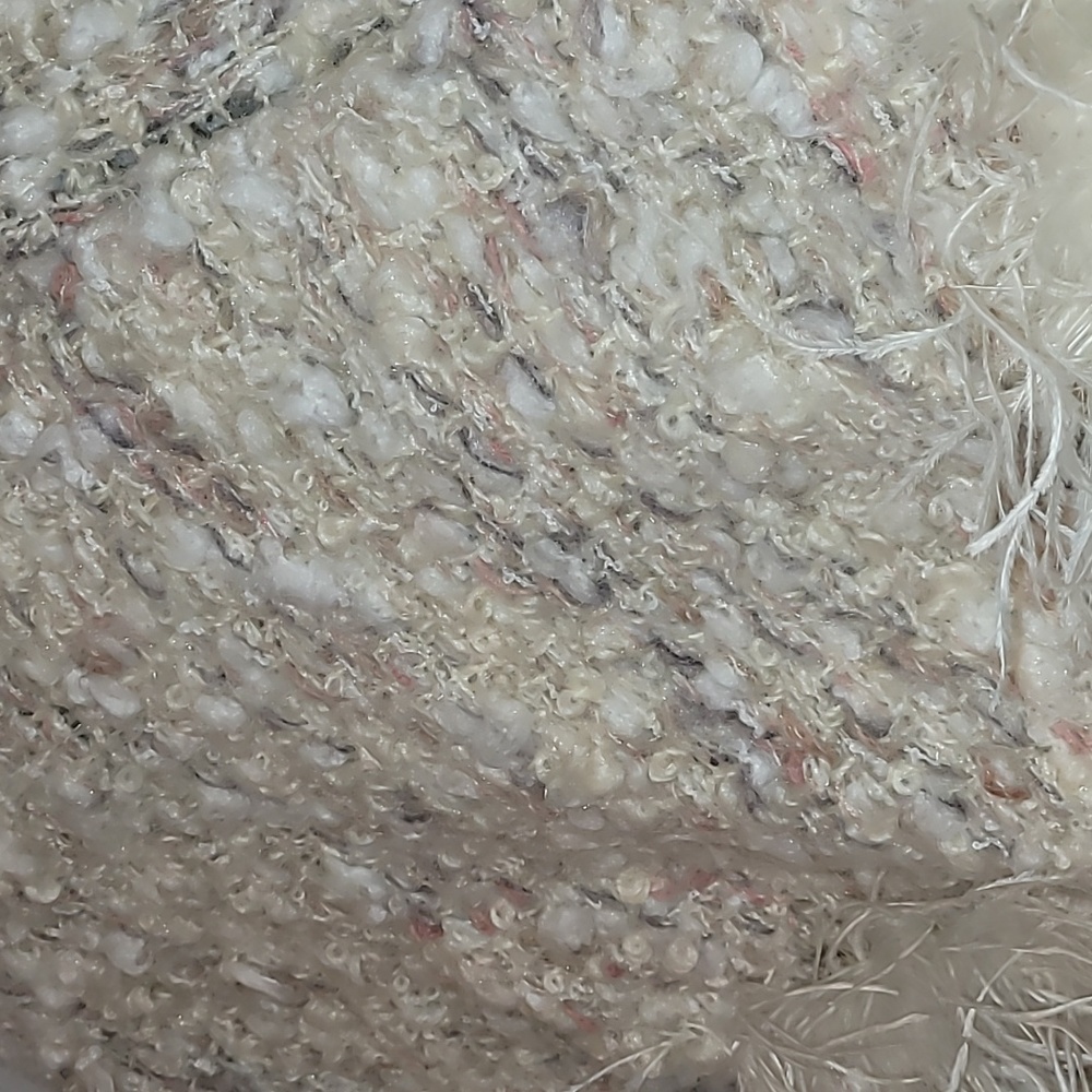 Thick fuzzy shawl with feather - Picture 9 of 11
